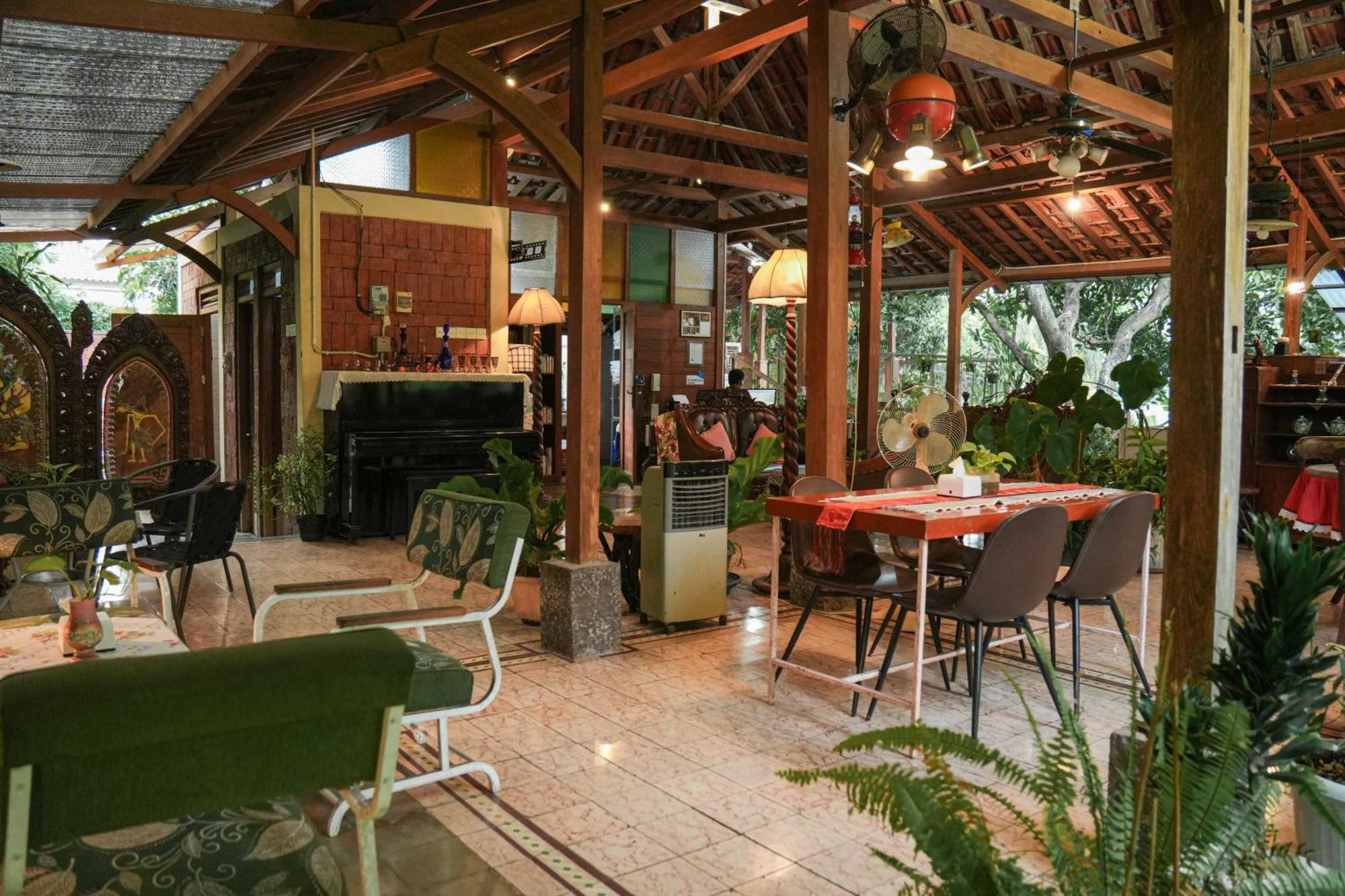 Djajanti House Bed & Breakfast Semarang Ngoại thất bức ảnh