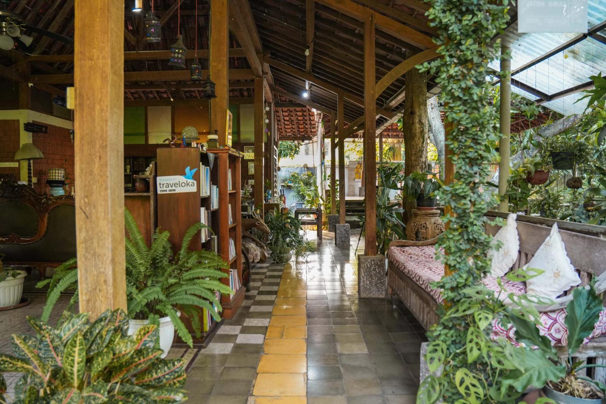 Djajanti House Bed & Breakfast Semarang Ngoại thất bức ảnh